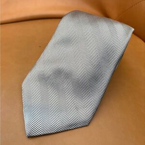 Brooks Brothers Gray (with Black Undertones) Herringbone 100% Silk Tie 61x4 USA